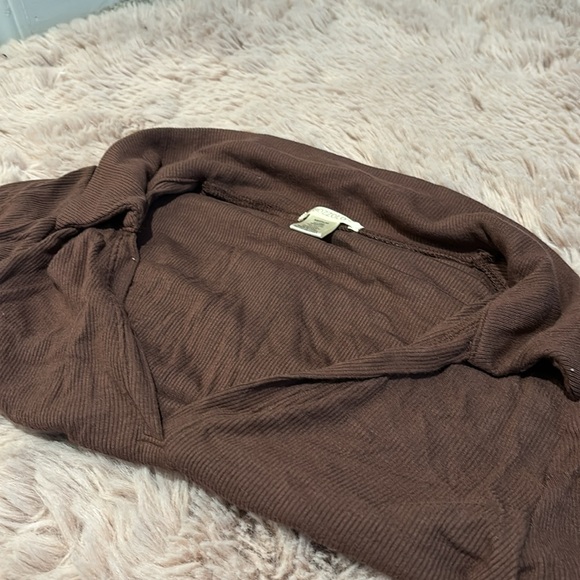 Collared Ribbed Crop Top - Picture 2 of 2